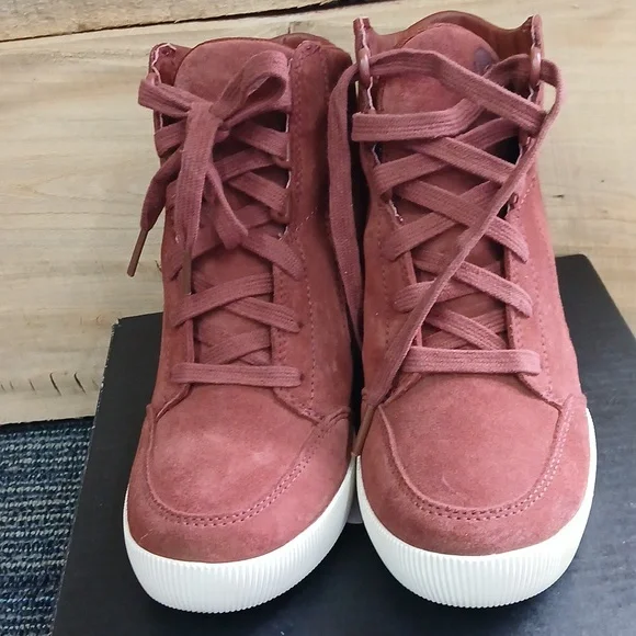 Sorel NWT Burgandy Out N About Slip on Wedge shoes 6 Waterproof - Picture 2 of 8